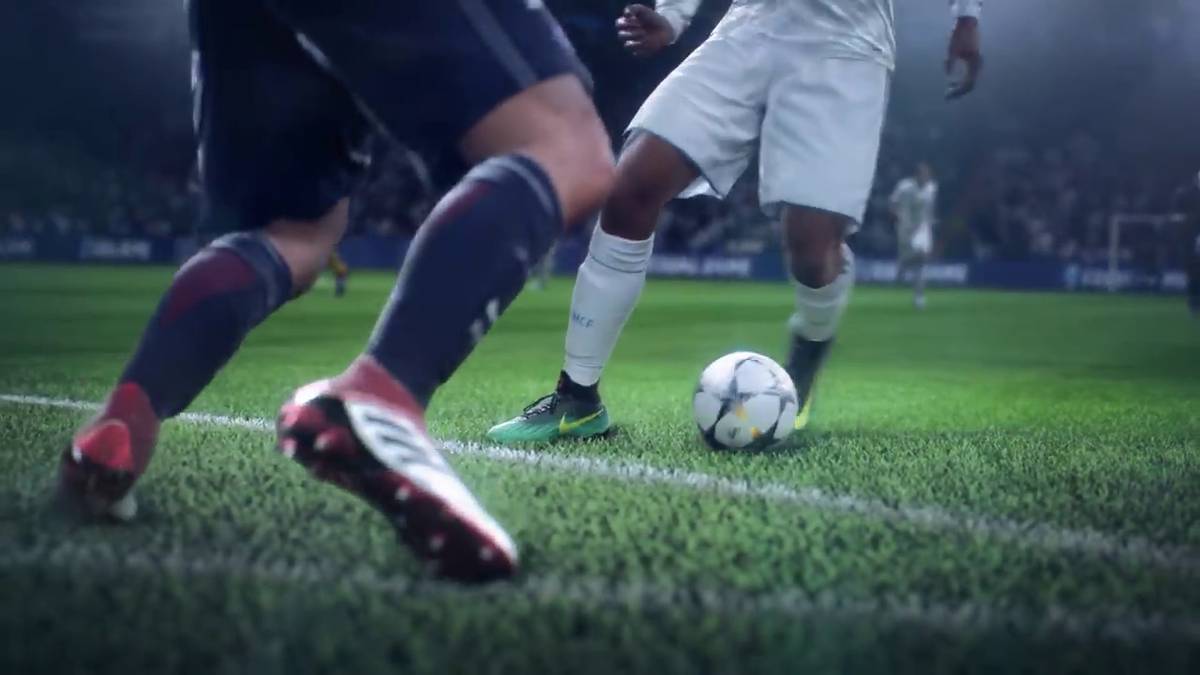 Einmal mehr rückt in FIFA 19 die Nutzung verschiedener taktischer Möglichkeiten in den Vordergrund. Ab sofort dürfen Spieler bereits vor Spielbeginn verschiedene taktische Einstellungen vornehmen, die sich auf die unterschiedlichsten Spielsituationen beziehen. Zum Beispiel lässt sich eine eigene Einstellung für bestimmte Spielstände vorprogrammieren