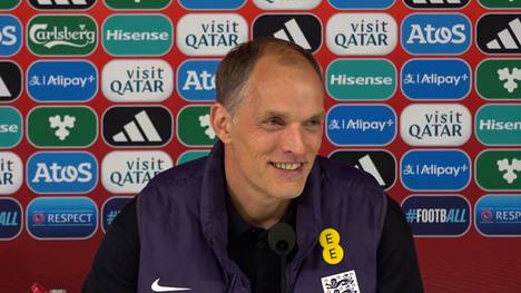 Die Kritik an den eigenen Fans nach dem Spiel gegen Wales kam England-Trainer Thomas Tuchel teuer zu stehen. In der Partie gegen Lettland wurde er zum Ziel einiger Fangesänge. Doch der 52-Jährige nahm es mit Humor.