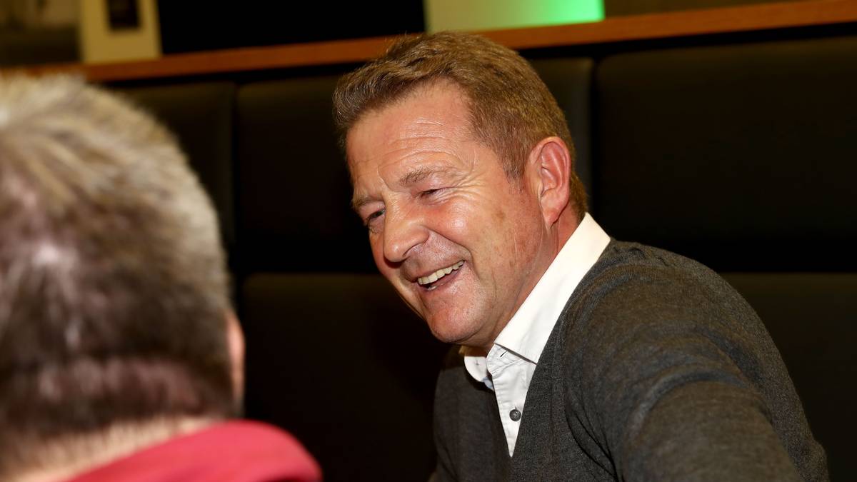 Während sich der zwei Jahre ältere Bernd beinahe vollkommen vom Fußball zurückgezogen hat und in Deizisau eine Autowaschanlage betreibt, ist Karlheinz (m.) als Spielerberater tätig