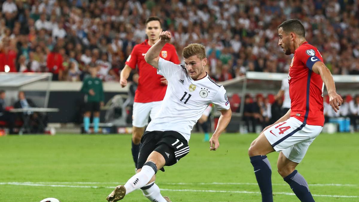 TIMO WERNER: Ein großer Abend für den Heimkehrer. Schon vor seinen Treffern mit Sprechchören gefeiert, erzielte er seine Länderspieltreffer Nummer fünf und sechs im achten Einsatz. Dass er bei der Kopfballablage auf Özil vor dem 2:0 zart im Abseits stand, fiel den Unparteiischen nicht auf. Bekam von Löw den verdienten großen Abgang, als er Mario Gomez Platz machte. Pfiffe, Schmähgesänge - war da was? SPORT1-Note: 1 
