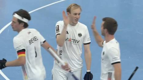 Mit einem überzeugenden 7:3-Sieg gegen die Schweiz wird die Pflicht erfüllt – und direkt ein erneutes Ausrufezeichen im Kampf um die Titelverteidigung gesetzt. Nik David Kerner, Sohn des bekannten TV-Moderators Johannes B. Kerner, glänzt mit einer überragenden Leistung und ist an sechs Treffern direkt beteiligt. Alle Tore im Video.