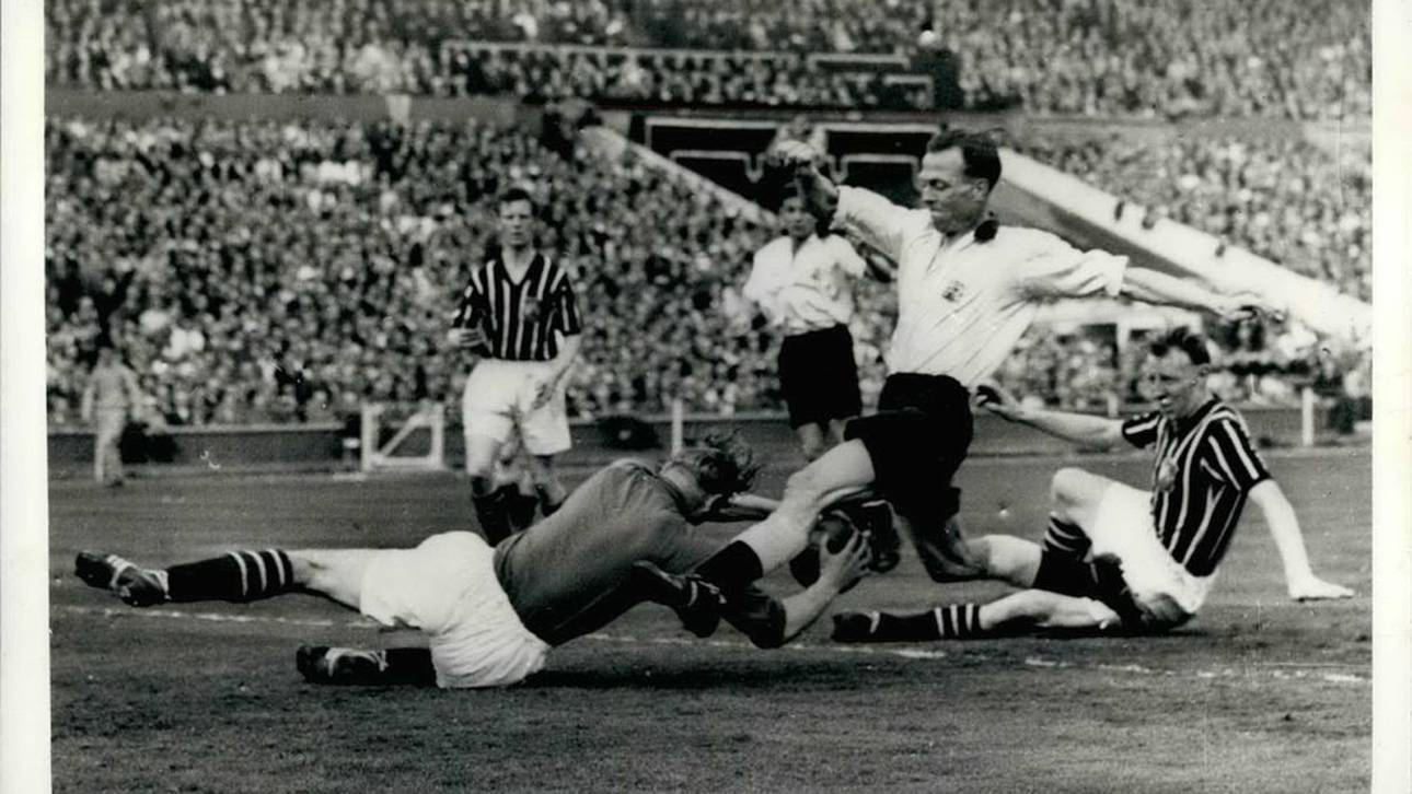 Bert Trautmann (l.) prallte 1956 mit Peter Murphy (m.) zusammen