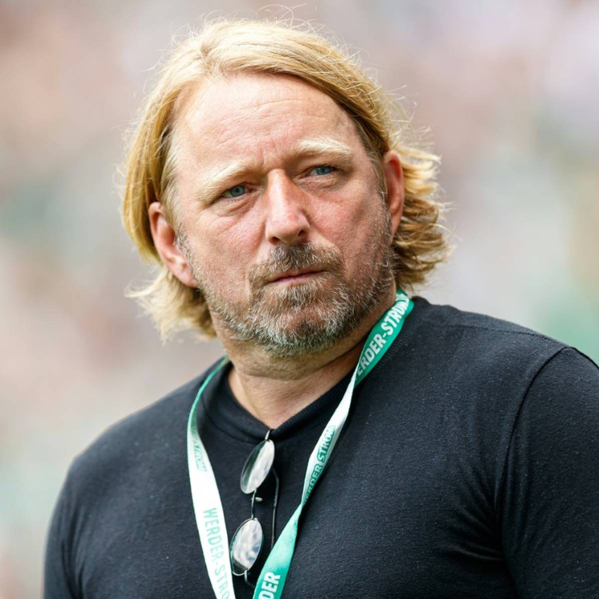 Sportdirektor Sven Mislintat vom VfB Stuttgart hat verärgert auf ein Banner gegen ihn in der Werder-Kurve reagiert. Dabei geht es vermutlich um die Causa Atakan Karazor. 