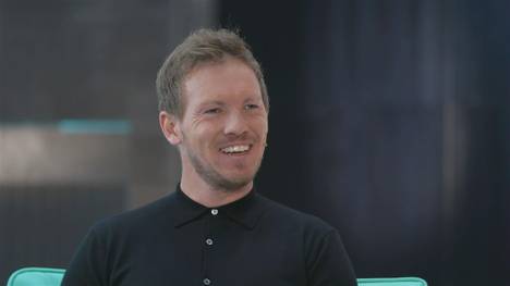 Julian Nagelsmann erklärt, wie er den Kader zusammenstellt und macht gleichzeitig eine Titelansage. 