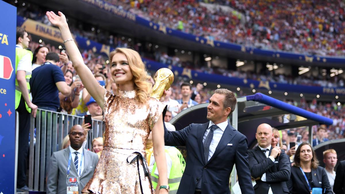 Der DFB-Kapitän vom Triumph in Rio wird dabei vom russischen Model Natalia Vodianova begleitet