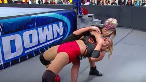 Alexa Bliss verfällt bei WWE Friday Night SmackDown in einen seltsamen Trance-Zustand und attackiert Lacey Evans mit einer Aktion der Horror-Figur The Fiend.