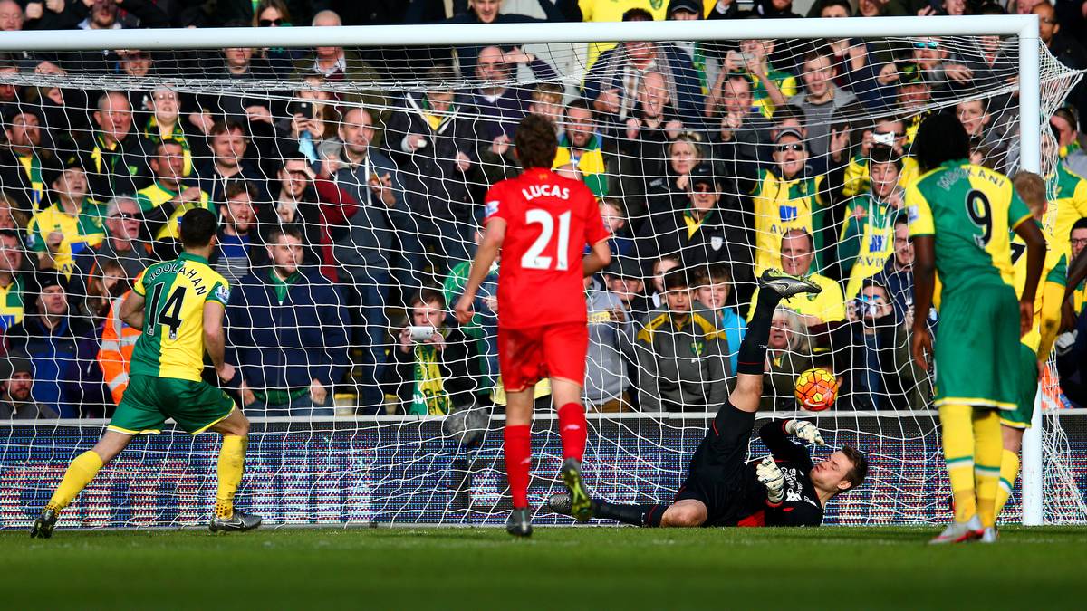 Tore satt in Norwich: Wes Hoolahan (.) bringt sein Team gegen den FC Liverpool und Trainer Jürgen Klopp mit 3:1 in Führung. Es droht die nächste Pleite für den Ex-BVB-Coach. Doch dann beginnt der Irrsinn...