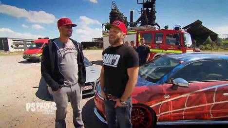 Die PS Profis Jean Pierre und Sidney bekommen einen Auftrag, der es in sich hat: Ein dickes Sparschwein soll her! Was das sein soll? Ein SUV, PS stark, aber möglichst mit Autogas betrieben. Das Budget liegt bei 30.000 Euro maximal. Da kommt der Geheimtipp H3 ins Spiel. Das „kleinste Hummerchen“ mit der dicken 5,3 Liter Vortec V8 Maschine mit 305 PS, der nur in den letzten zwei Baujahren als EU-Modell angeboten wurde. Zur Auswahl steht aber auch ein dicker Mercedes ML. Welches Schwein ist fett genug und trotzdem sparsam?
