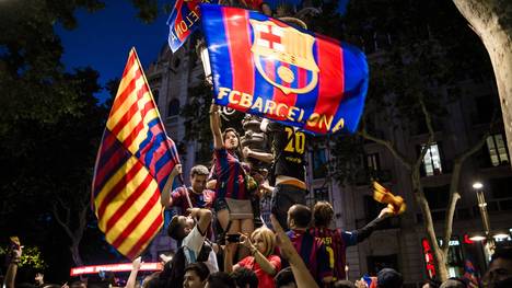 Fans feiern den 23. Meistertitel des FC Barcelona