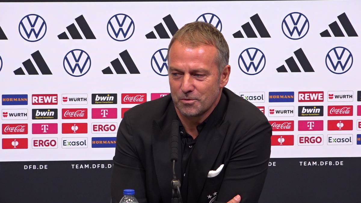 Hansi Flick erzählt auf der Pressekonferenz eine Anekdote von Jamal Musiala. Damals brachte ihn Hermann Gerland mit zu den Bayern, wo er sofort überzeugen konnte.