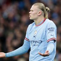 ManCity-Star Erling Haaland wird mit dem Smartphone hinter dem Lenkrad erwischt, während er mit seinem 300.000 Pfund teuren Rolls Royce durch die Straßen Manchesters fährt.