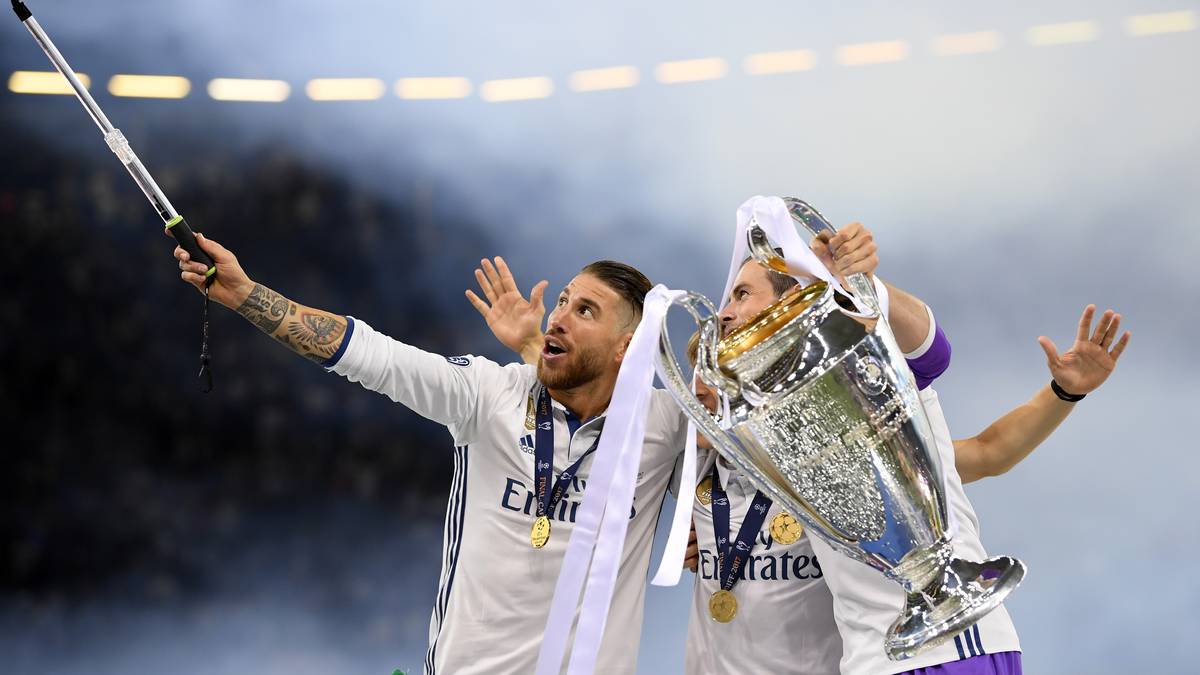 Die Digitalisierung hält Einzug auf dem Fußballplatz. Sergio Ramos und Luka Modric feiern mit Selfie Stick. Für beide ist es der dritte CL-Triumph im Trikot der Galaktischen