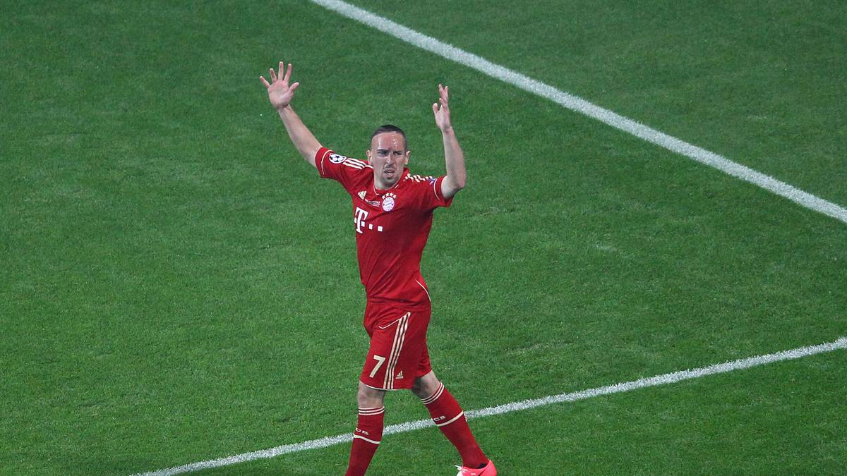 In der 54. Minute gehen die Münchner vermeintlich in Führung. Doch Schiedsrichter Pedro Poenca sieht Torschütze Franck Ribery im Abseits