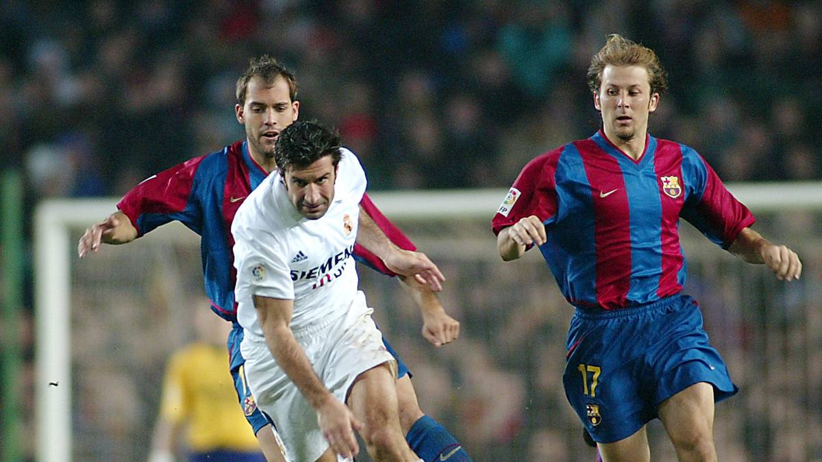FIGOS VERHÖHNUNG - 2002: Mit seinem fast 60 Millionen Euro schweren Wechsel von Barca zum großen Rivalen Real empörte Luis Figo im Sommer 2000 jeden "Cule". Als der Portugiese dann mit seinem neuen Arbeitgeber im Camp Nou antrat, entlud sich der Zorn der Barca-Fans. Sogar zwei Jahre später ging es noch hart zur Sache - auf und neben dem Rasen