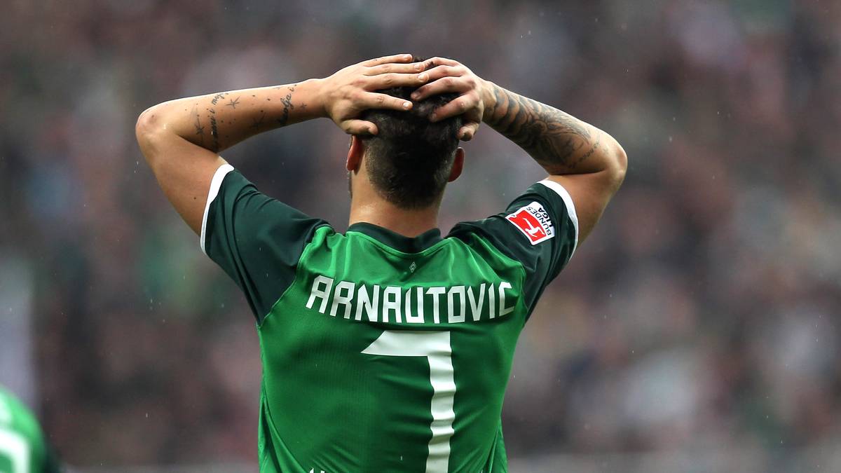 MARKO ARNAUTOVIC: Und noch ein Hund, der sein Herrchen außer Gefecht setzt. Beim Herumtollen mit seinem Vierbeiner verdreht sich der frühere Bremer das Knie - Innenbandriss