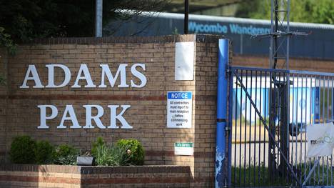 Im Adams Park, Heimstätte der League-Two-Mannschaft Wycombe Wanderers, ruht der Ball