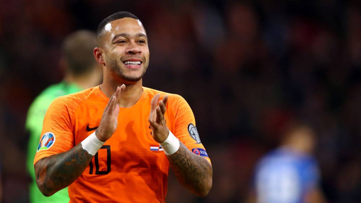MEMPHIS DEPAY war einer der besten Oranje-Spieler in der EM-Qualifikation. Die Endrunde selbst wäre nach einem Kreuzbandriss wohl ohne den Star von Olympique Lyon abgelaufen. Der 26 Jahre alte Außenspieler sieht die Verschiebung daher eher mit einem lachenden Auge