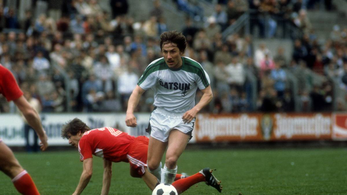 WOLFRAM WUTTKE: Weil der Durchbruch bei seinem königsblauen Heimatverein auf sich warten ließ, wechselte Wolfram Wuttke als eines der größten Offensiv-Talente der Liga im Dezember 1980 nach Mönchengladbach. Bei der Borussia stieg er unter Trainer Jupp Heynckes, dem er im Streit den Spitznamen "Osram" verpasste, zwar schnell zum Stammspieler auf. Dennoch wechselte er 1983 wieder nach Gelsenkirchen, ehe er sich später auch beim 1. FC Kaiserslautern einen Namen machte