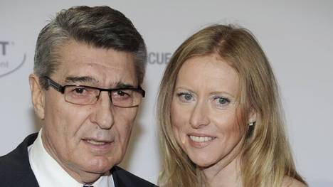 Aufgrund des drohenden Schalker Abstiegs bietet sich Rudi Assauers Ex-Frau Britta Assauer an, die neue Managerin der Knappen zu werden. Das hat die 55-Jährige in einem Facebook-Post öffentlich mitgeteilt. 