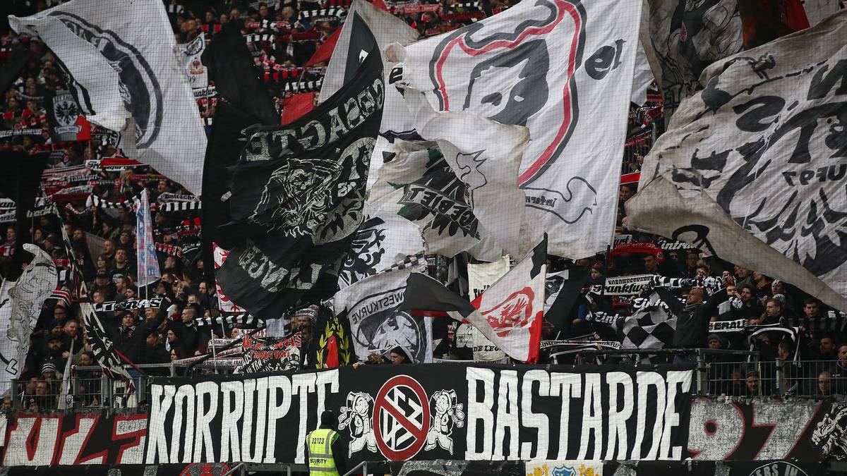 In Frankfurt empfängt die Eintracht den SC Freiburg. Die Fans der Franfurter machen vor dem Spiel klar, was sie vom Deutschen Fußball-Bund halten