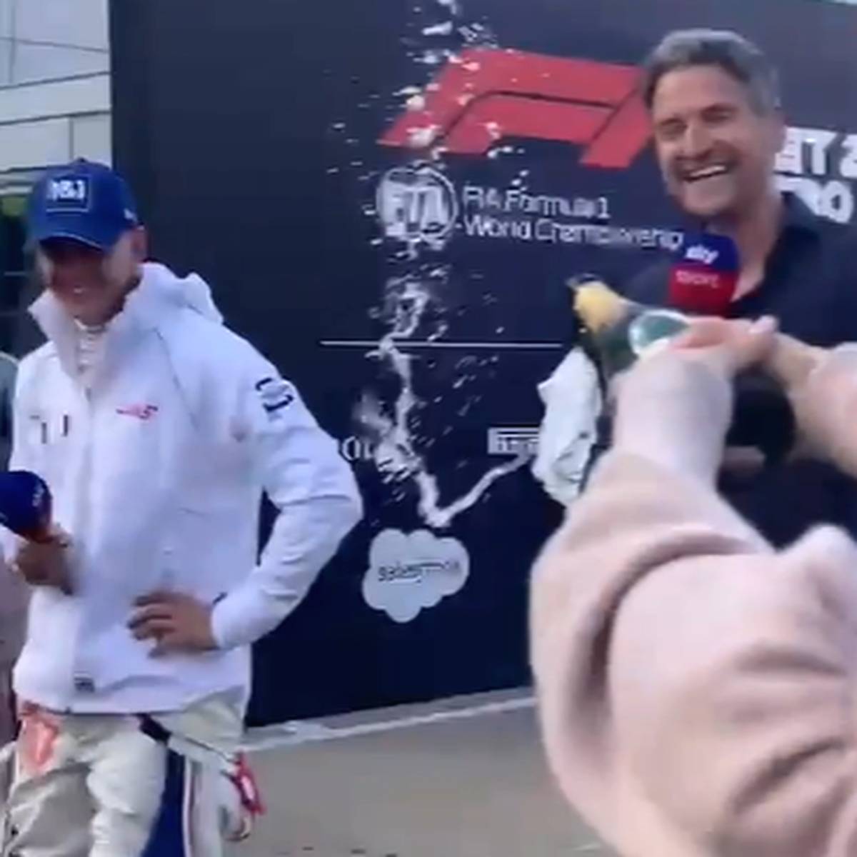 Die Freude bei Mick Schumacher ist nach seinen ersten Punkten in der Formel 1 groß. Nach dem Rennen überrascht ihn seine Schwester Gina - vor laufenden Kameras.