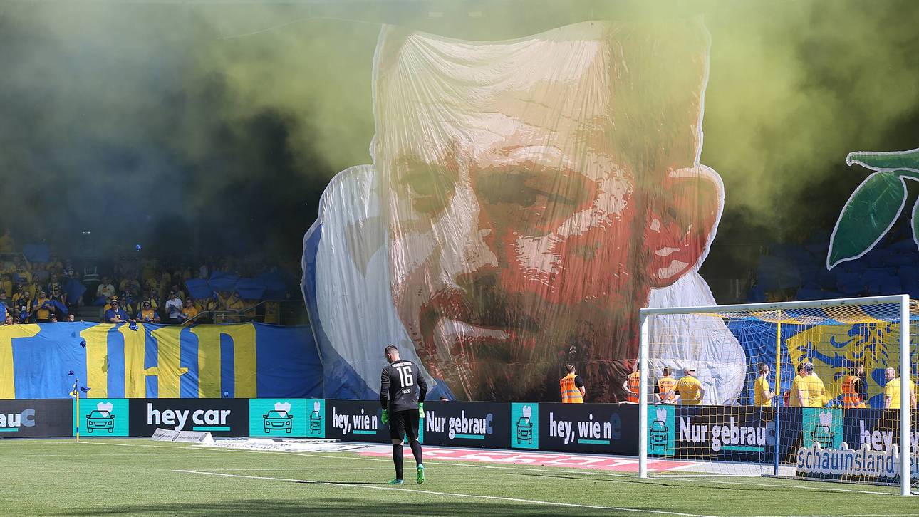 Die Fans von Eintracht Braunschweig feierten Torsten Lieberknecht mit einer Choreo