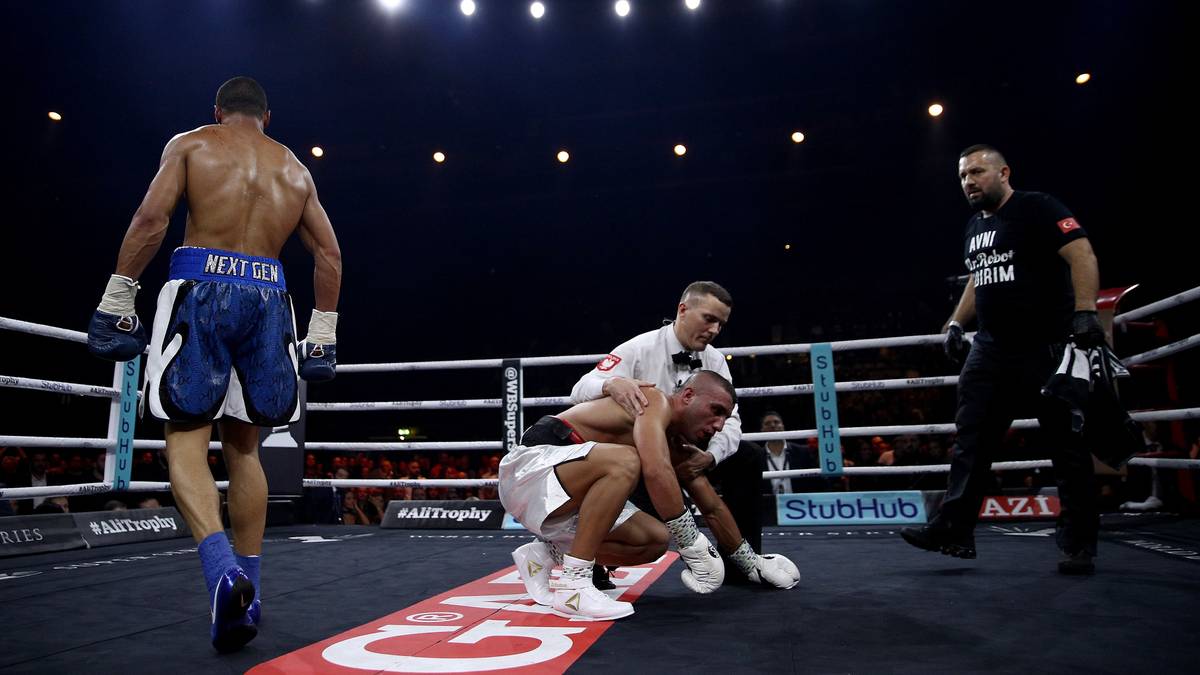 In der dritten Runde geht Yildirim nach einem Schlag von Eubank zu Boden