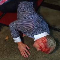 Bei der aktuellen Episode von Monday Night RAW legt Dwayne „The Rock“ Johnson einen Überraschungsauftritt hin - und prügelt Rivale Cody Rhodes vor WrestleMania blutig.