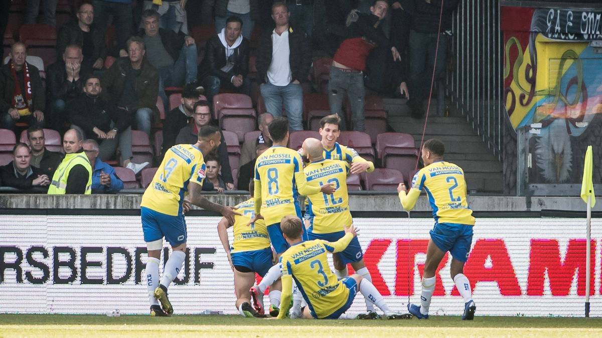 Waalwijk kontert in der 5. Minute der Nachspielzeit zum 4:4 und bekommt in der 98. Minute einen Elfmeter zugesprochen. Mario Bilate behält die Nerven und versenkt die Kugel zum 5:4-Sieg der Gäste. Waalwijk ist damit aufgestiegen!