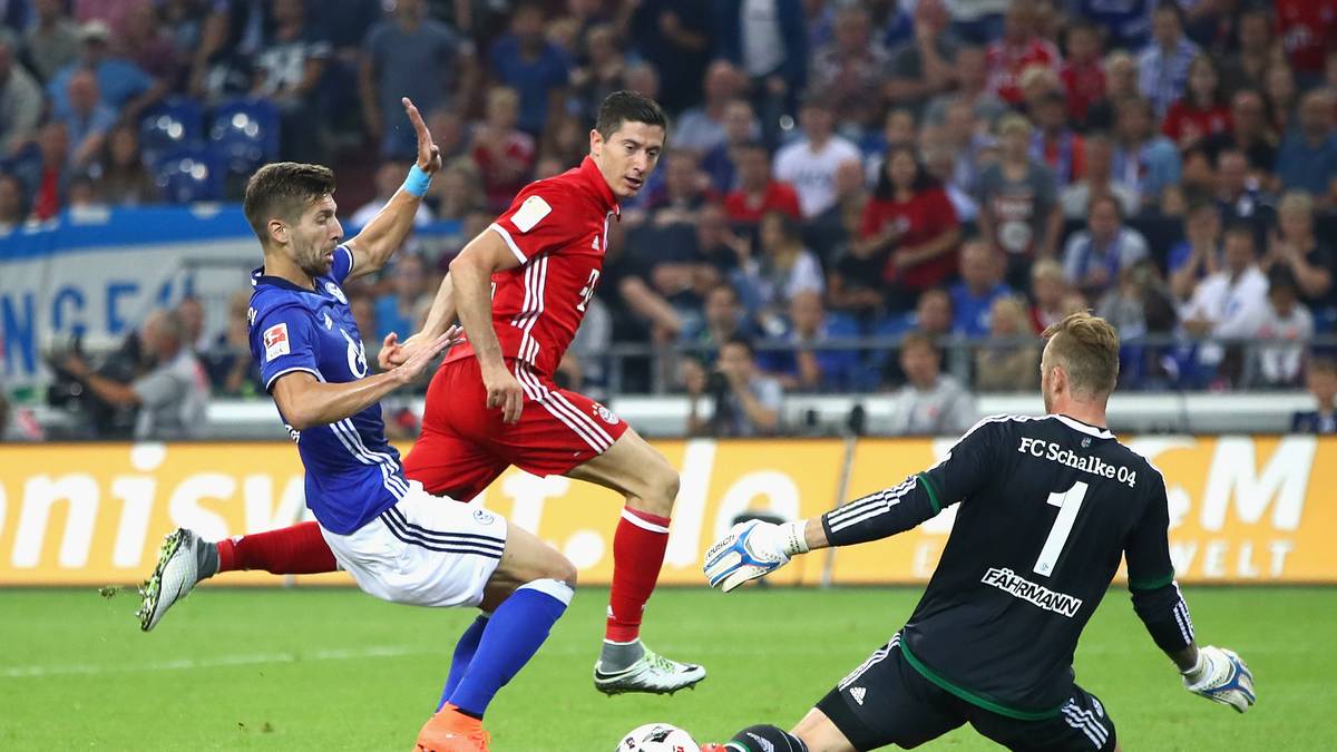 Bis tief in die zweite Halbzeit halten die Schalker gut mit, doch zehn Minuten vor Schluss bringt Bayerns Top-Torjäger Lewandowski die Bayern in Führung