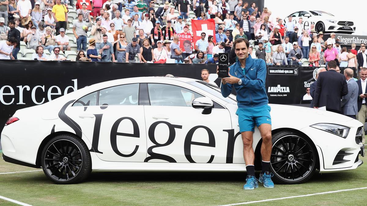 Auf dem Stuttgarter Rasen gewinnt Federer seinen 98. Single-Titel auf der ATP-Tour. Mit dem Halbfinaleinzug und anschließenden Sieg zieht der Schweizer an Rafael Nadal vorbei ...