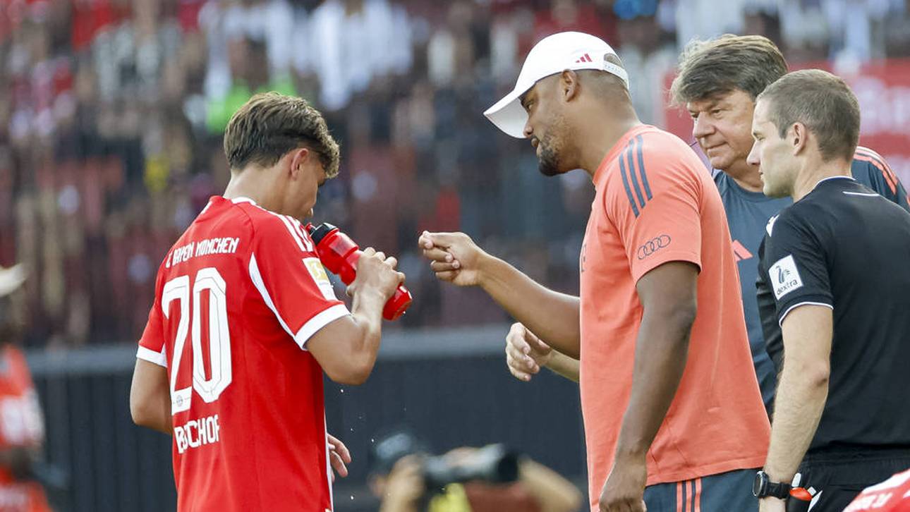 Tom Bischof (l.) mit Bayern-Coach Vincent Kompany
