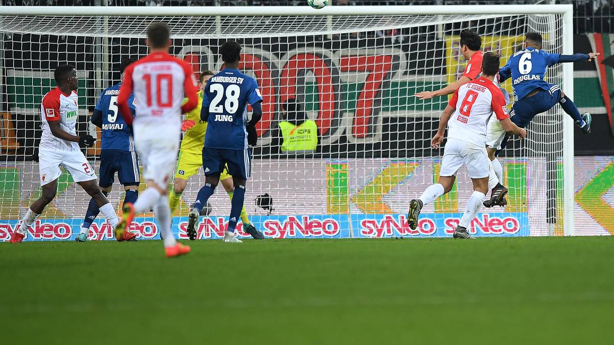 Der Hamburger SV muss im Kampf um den Klassenerhalt einen weiteren Rückschlag hinnehmen. Beim FC Augsburg kassieren die Norddeutschen in der letzten Minute der ersten Halbzeit das 0:1. Ja-Cheol Koo bringt den FCA gegen den HSV in Führung