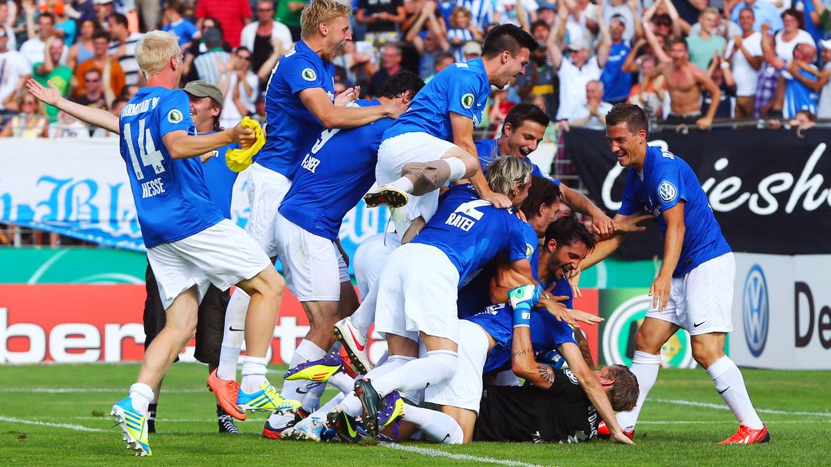 Auch Darmstadt 98 hat Grund zum Feiern. Im Elfmeterschießen werfen die Hessen - damals noch als Drittligist - Borussia Mönchengladbach aus dem Pokal