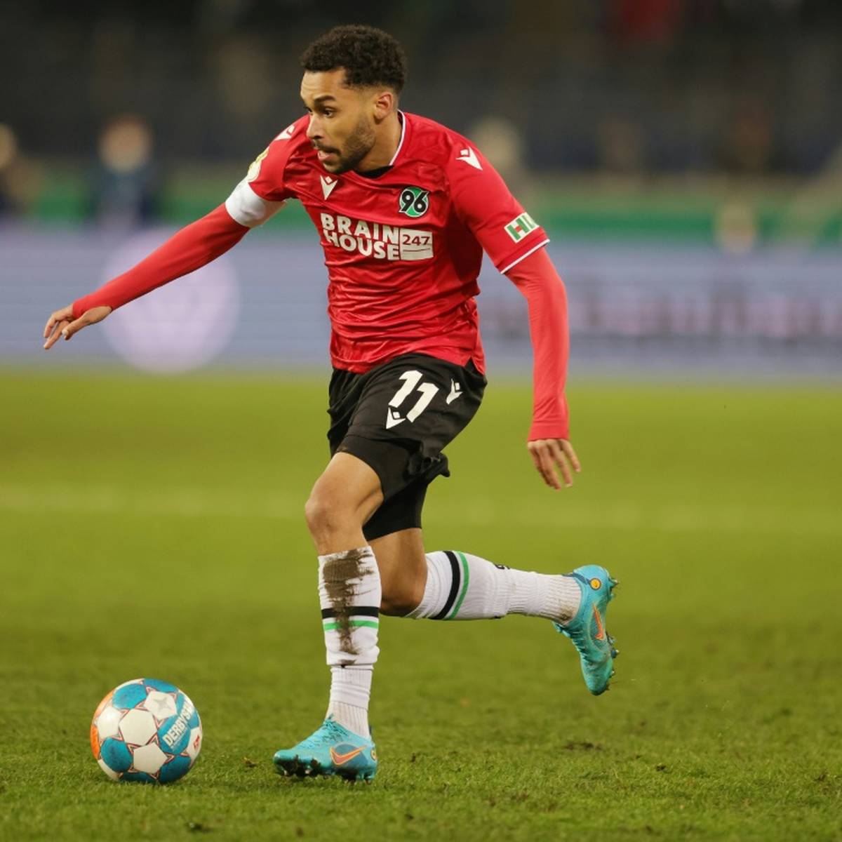 Fußball-Bundesligist 1. FC Köln hat Linton Maina vom Zweitligisten Hannover 96 verpflichtet.