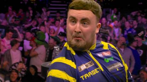 Luke Littler liegt im Finale des siebten Spieltags der Premier League of Darts deutlich gegen Gerwyn Price zurück und zeigt sich sehr sarkastisch und ironisch auf der Bühne.