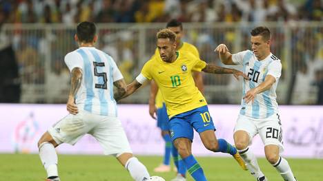 Neymar (M.) nahm im Gegensatz zu Lionel Messi am Superclasico teil