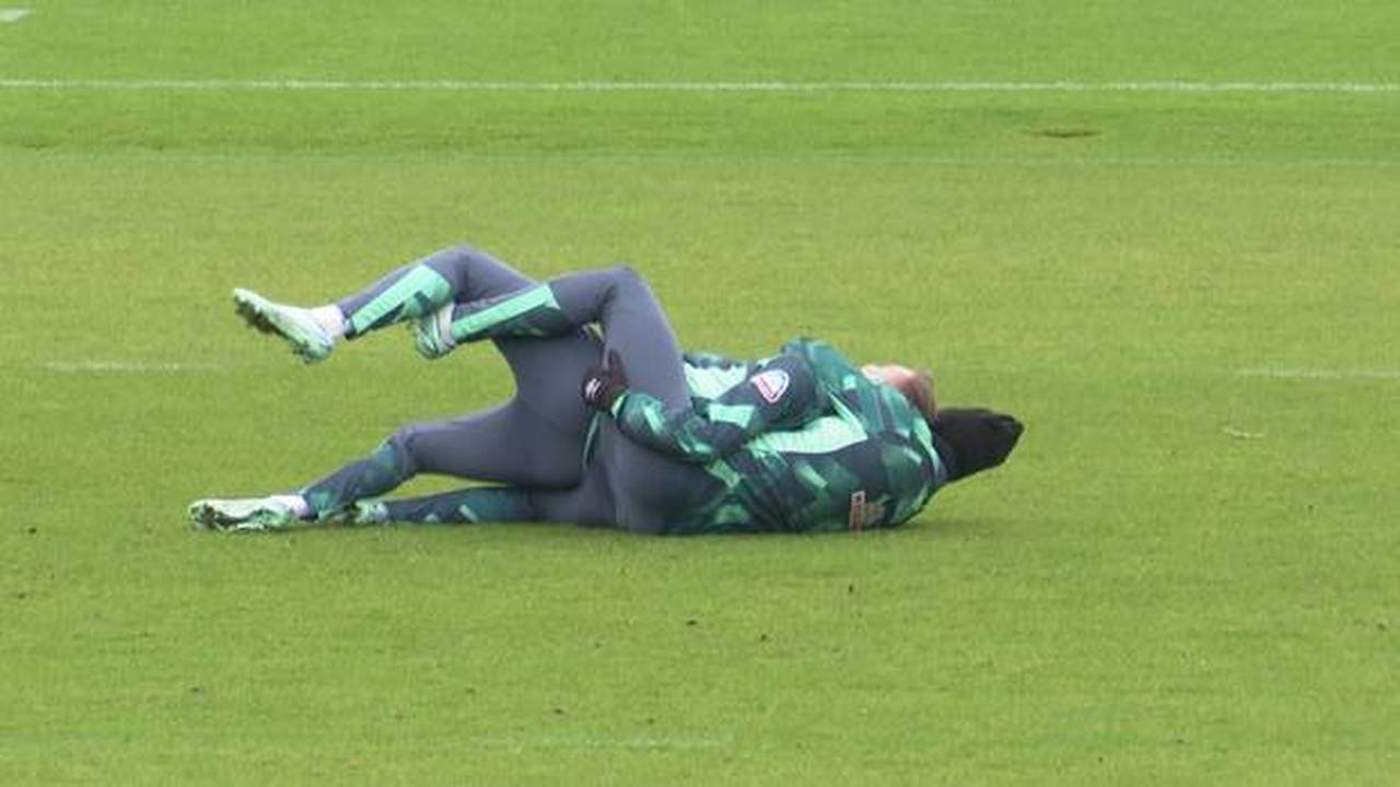 Profis von Werder Bremen rangeln im letzten Training vor Winterpause