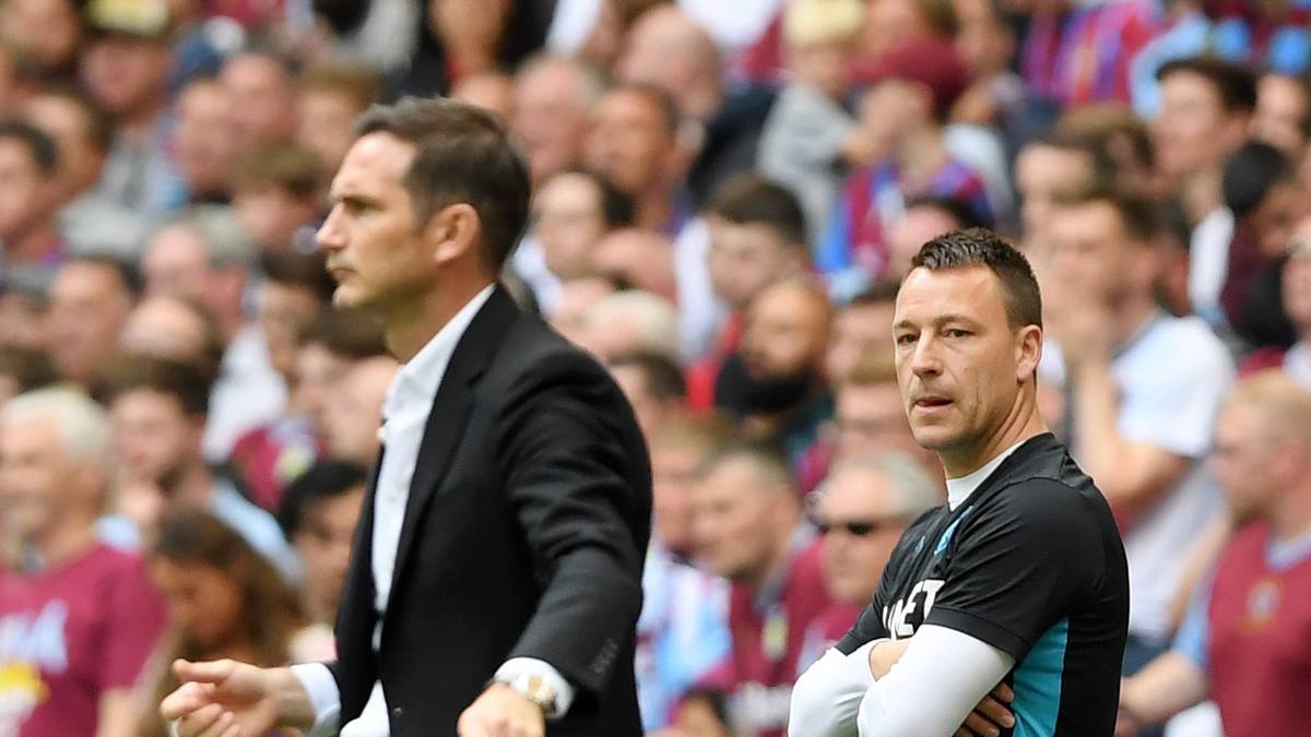 Im Finale um den letzten verbleibenden Aufstiegsplatz in die Premier League trifft Lampard mit Derby County auf Aston Villa, wo sein alter Chelsea-Kumpel John Terry (r.) als Co-Trainer fungiert. Doch mit dem Aufstieg wird es nichts. Lampards Team verliert in einem dramatischen Spiel mit 1:2 - der Aufstiegstraum zerplatzt
