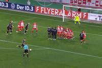 Der SC Freiburg geht im heimischen Stadion baden. Gegen stark aufspielende Paderborner scheidet die Streich-Elf in der zweiten Pokalrunde aus - und setzt eine erschreckende Serie fort.