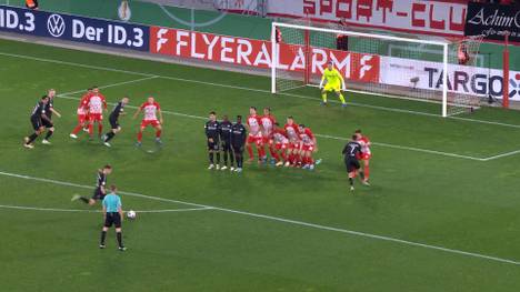 Der SC Freiburg geht im heimischen Stadion baden. Gegen stark aufspielende Paderborner scheidet die Streich-Elf in der zweiten Pokalrunde aus - und setzt eine erschreckende Serie fort.