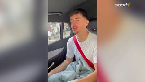 Mason Mount wird nach seiner Weisheitszahn-OP im Auto gefilmt und ist von seiner Narkose noch sichtlich benommen zu sein. 