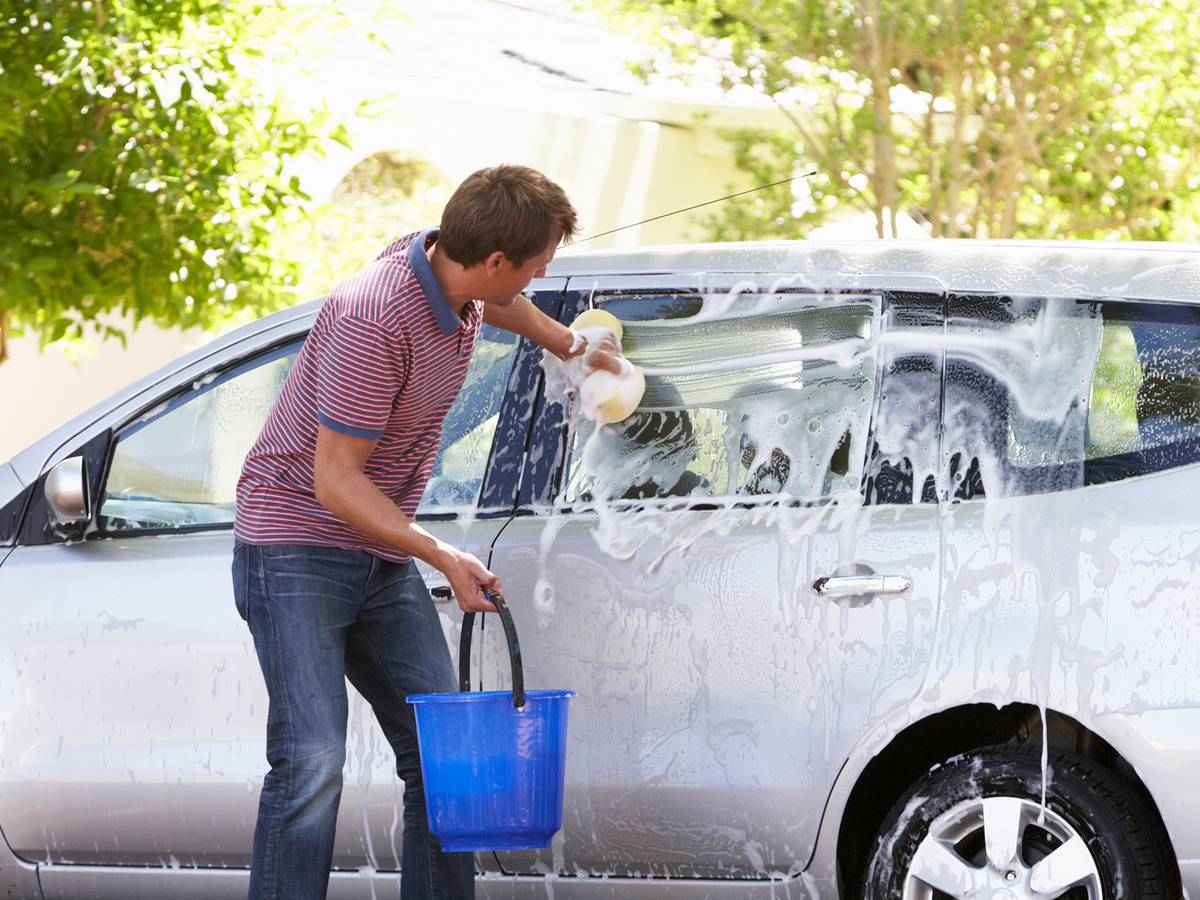 He washed the car. Мойка машины. Мытье автомобиля. Мойкамашынвручную. Мойка машины из ведра.