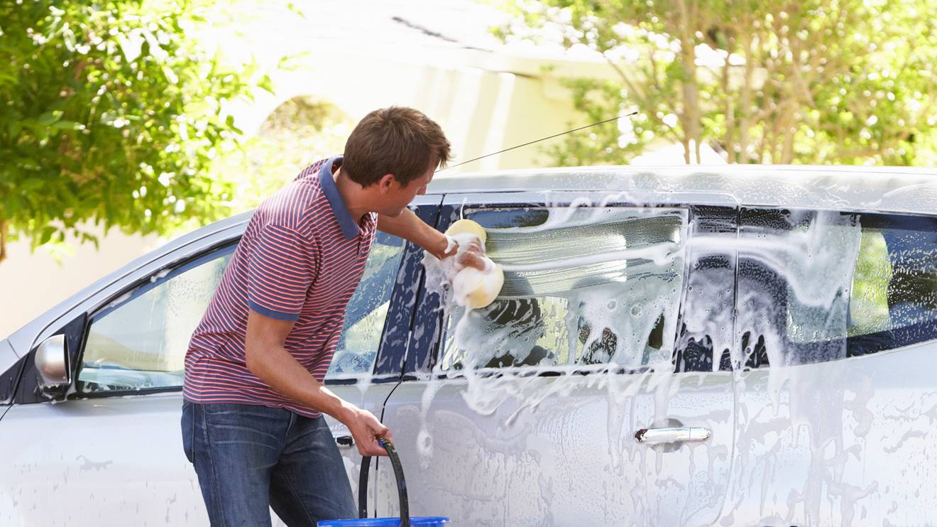 Можно мыть машину возле дома. Мытье машины на даче. Штраф за мытье машины во дворе. Мойка машины на даче. Моет машину.