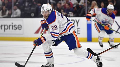 Der deutsche Eishockey-Star Leon Draisaitl träumt vor den Play-offs der NHL vom Stanley-Cup-Triumph mit den Edmonton Oilers.