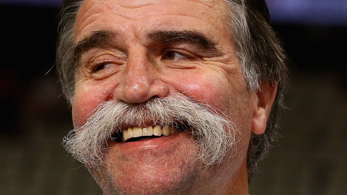 Gut gelaunt vor dem Spiel: Ex-Bundestrainer Heiner Brand ist vor dem Duell um Platz sieben gegen die Slowenen locker drauf 