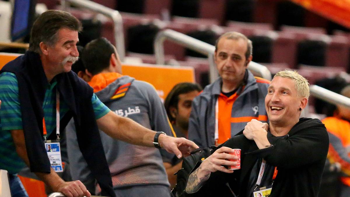 Kretzsche kann über die überraschende Aktion lachen: Beide haben vor dem Duell der DHB-Auswahl gegen Argentinien großen Spaß miteinander