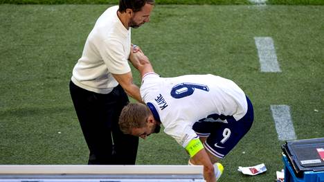 Harry Kane geht zu Boden und muss ausgewechselt werden