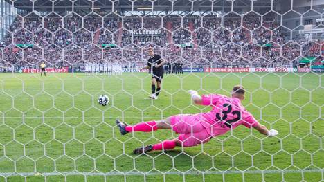 Viertligist Eintracht Norderstedt zieht für die 1. Runde im DFB-Pokal ans Hamburger Millerntor, um dort ausgerechnet gegen den FC St. Pauli zu spielen. Der krasse Underdog kämpft sich auch dank eines überragenden Torhüters ins Elfmeterschießen - und dort geht's dann erst so richtig drunter und drüber. Kommentator: Markus Höhner.