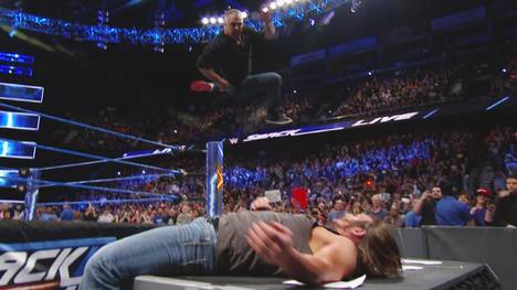 Shane McMahon sprang bei WWE SmackDown Live auf AJ Styles herab